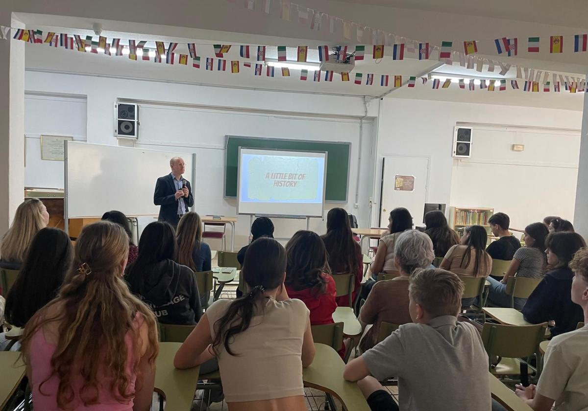 Clase de Historia de España del profesor Carlos Martínez, en el ES Jaime II de Alicante, a los alumnos europeos.