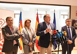 Bartolomé Pérez Gálvez, director de la Oficina Autonómica de Salud Mental, presenta los avances del plan de salud mental ante la mirada de tres consellers.