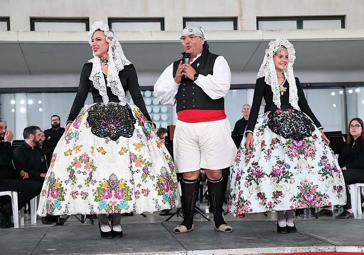 Las belleas del foc 2024 junto al presidente de la Federació de Fogueres de les Fogueres de Sant Joan, David Olivares.
