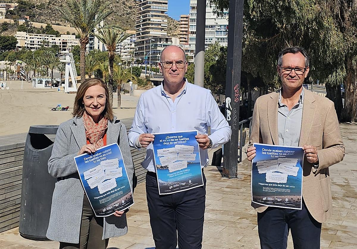 La presidenta de los Administradores de Fincas, Mª Mar Rodriguez, el edil de Medioambiente, Manuel Villar, y el director general de Aguas de Alicante.