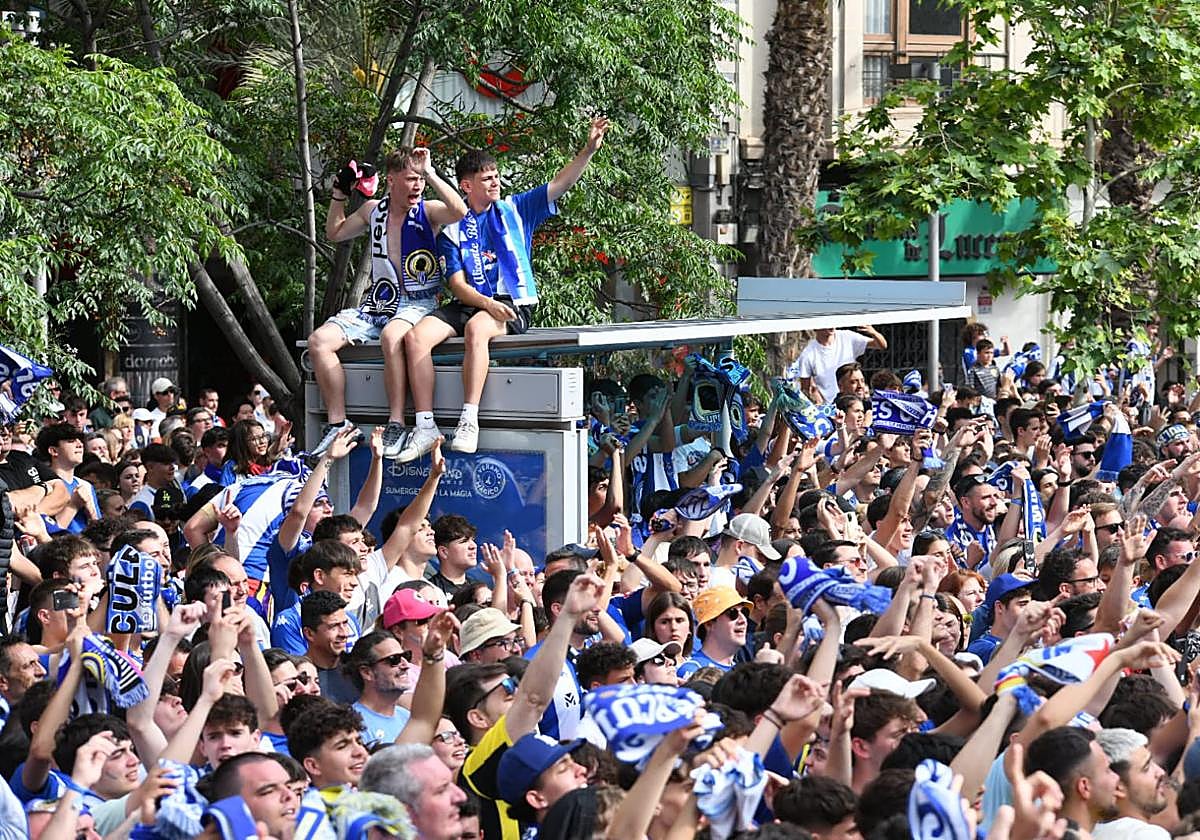 Plaza de Luceros repleta de gente para homenajear a los artífices del ascenso.