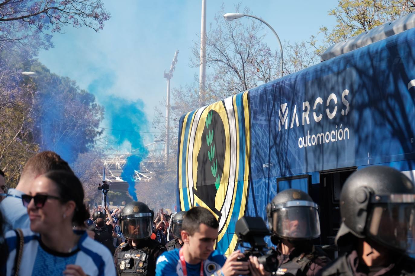 El caluroso recibimiento de la afición del Hércules antes del choque definitivo