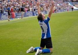 Agustín Coscia, autor del segundo gol del Hércules, lo celebra sobre el césped del Rico Pérez.