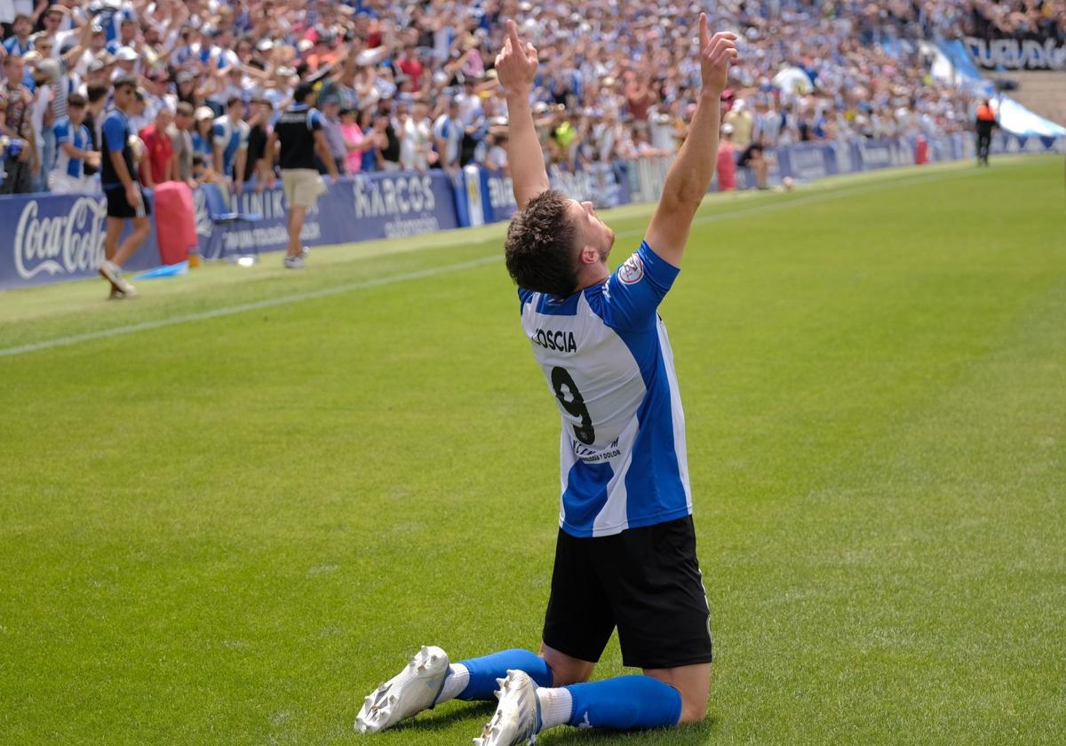 Agustín Coscia, autor del segundo gol del Hércules, lo celebra sobre el césped del Rico Pérez.