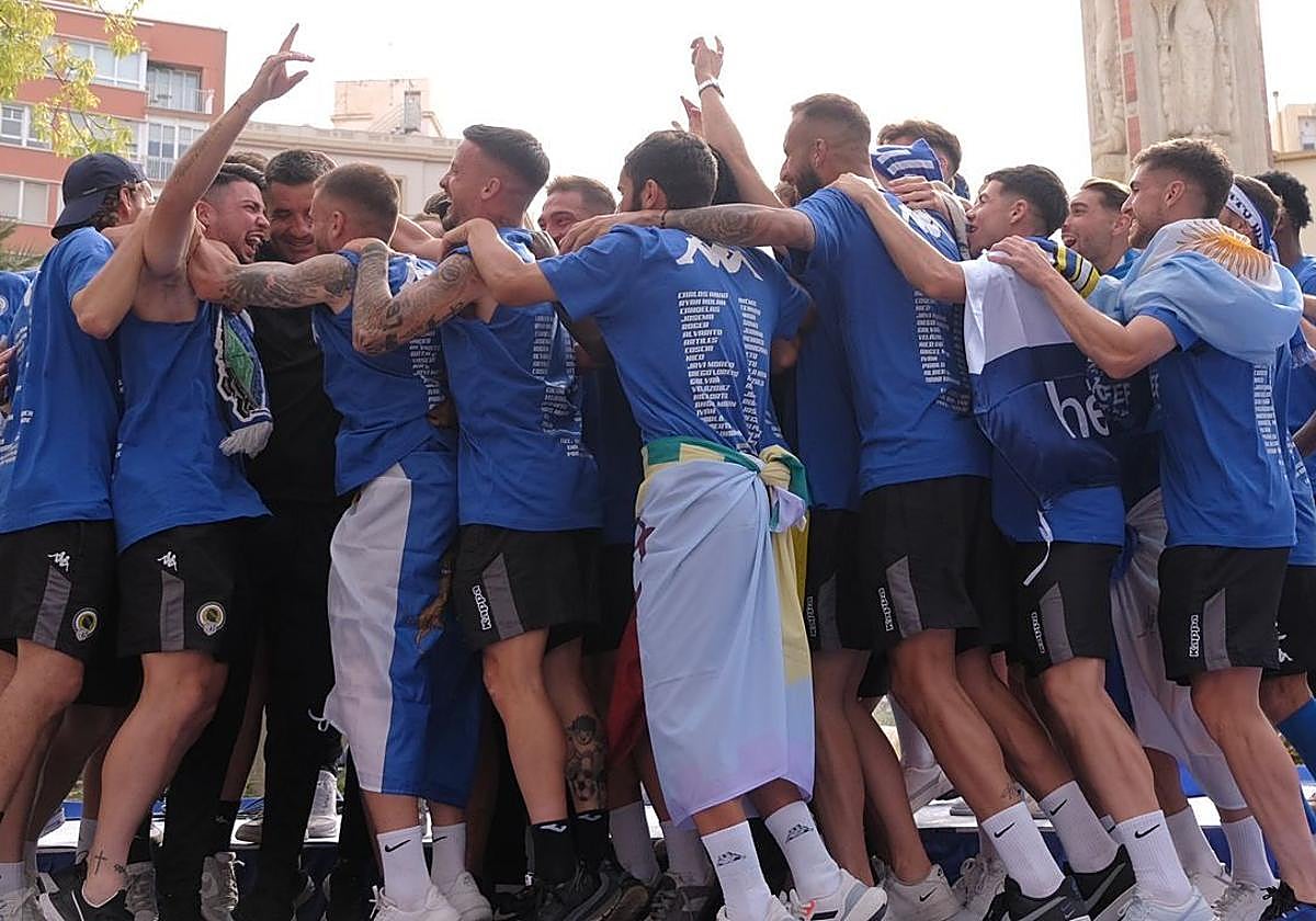 La plantilla del Hércules celebra el ascenso en la fuente de los Luceros.