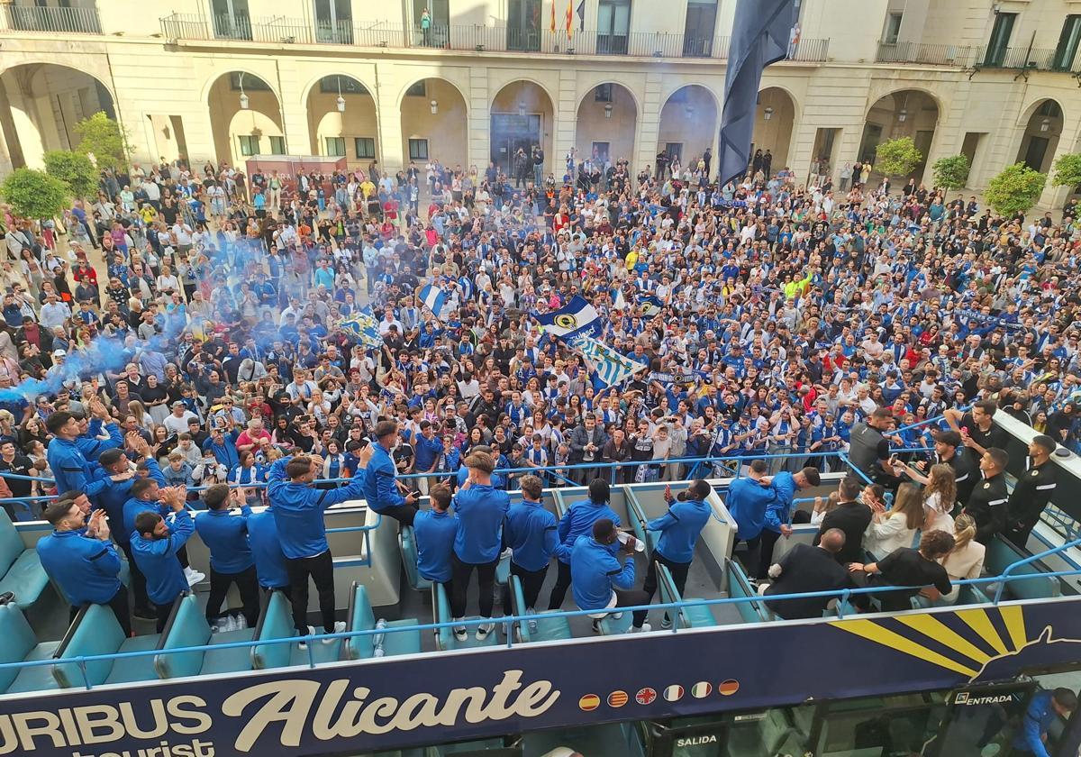 La plantilla del Hércules celebra el ascenso el balcón del Ayuntamiento ante miles de herculanos.