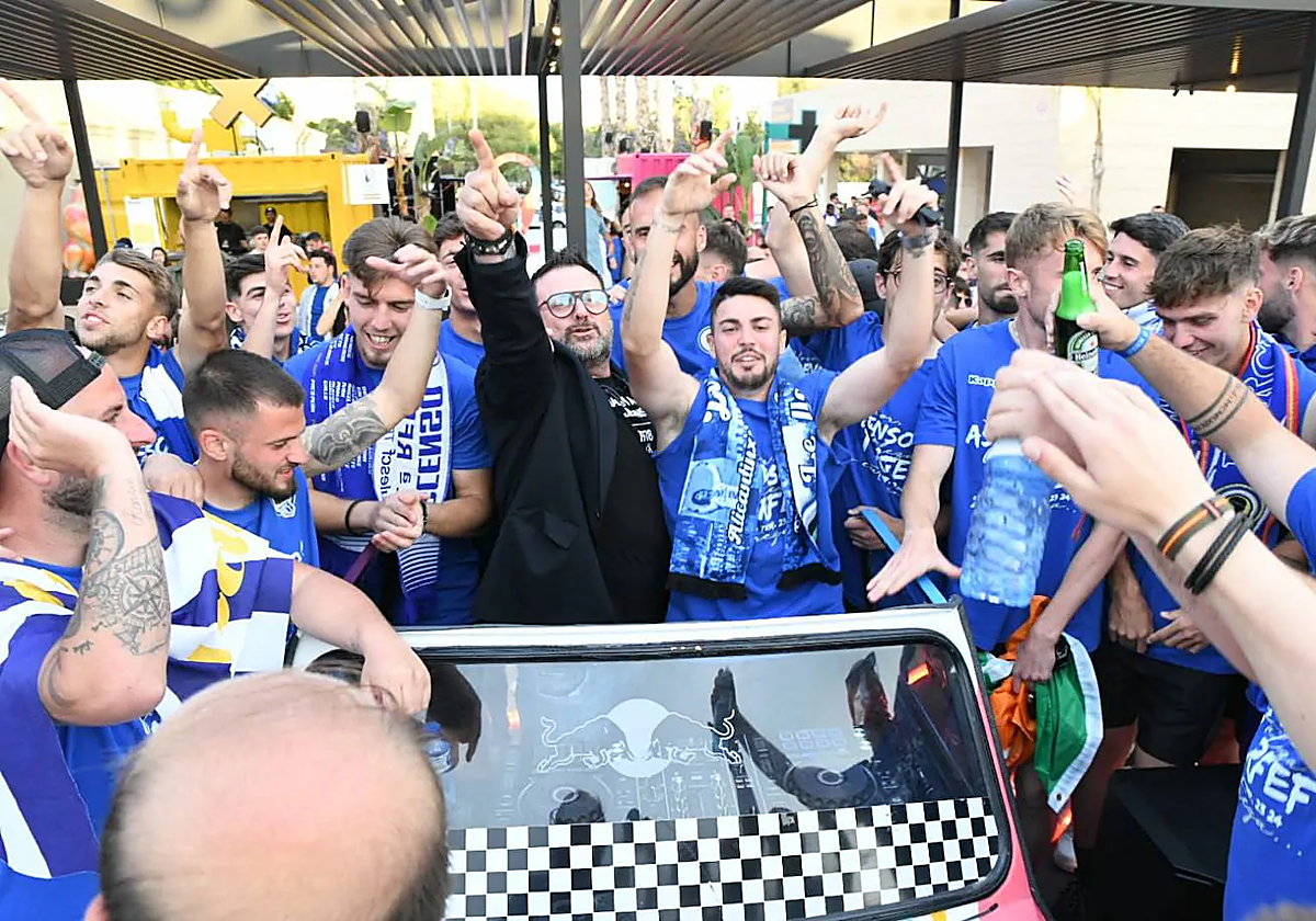 La plantilla del Hércules celebra el ascenso en un local de ocio en la playa de San Juan.