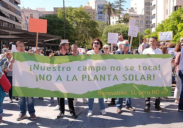 Vecinos quejándose en la subdelegación del Gobierno.