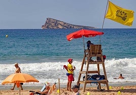 Imagen de los socorristas de Benidorm en la playa de Levante