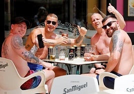 Cuatro turistas británicos disfrutan de las terrazas de Benidorm.