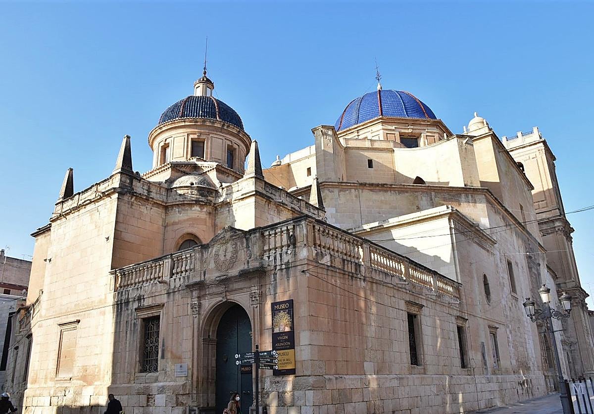 Exterior de la basílica de Santa María de Elche.