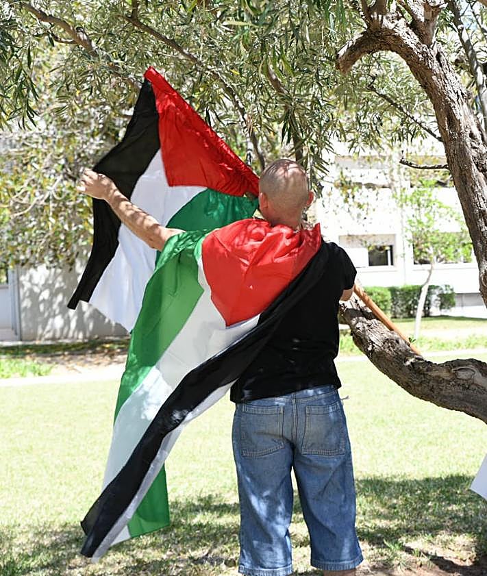 Imagen secundaria 2 - Las banderas palestinas han tenido un papel protagonista durante la concentración.
