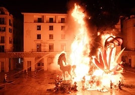 Cremà de 'Geoda', hoguera oficial de Alicante 2023.