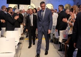 El presidente del Gobierno, Pedro Sánchez, hace su entrada a Casa Mediterráneo para el acto de homenaje a los exiliados.