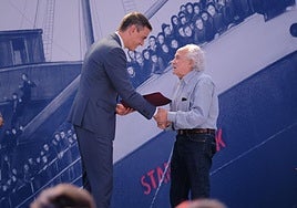 El presidente del Gobierno, Pedro Sánchez, entrega un diploma de reconocimiento y reparación al descendiente de un exiliado republicano.