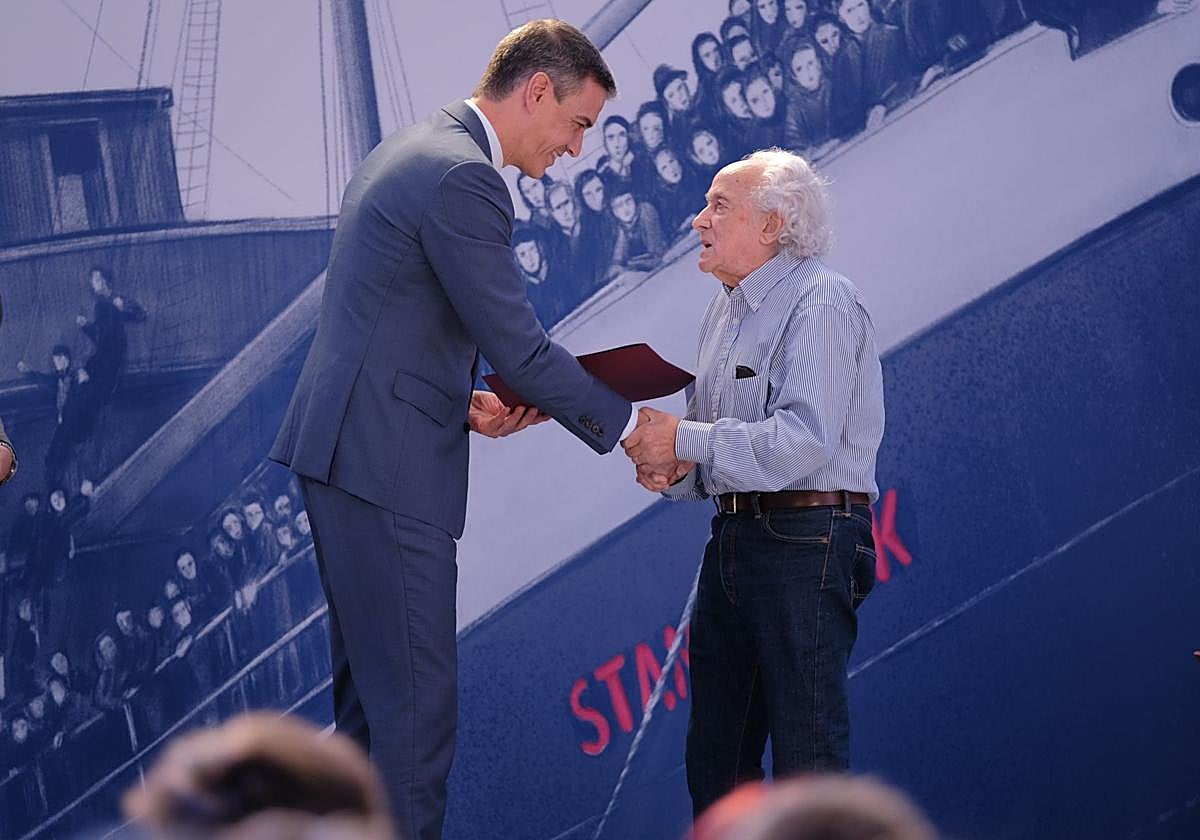 El presidente del Gobierno, Pedro Sánchez, entrega un diploma de reconocimiento y reparación al descendiente de un exiliado republicano.