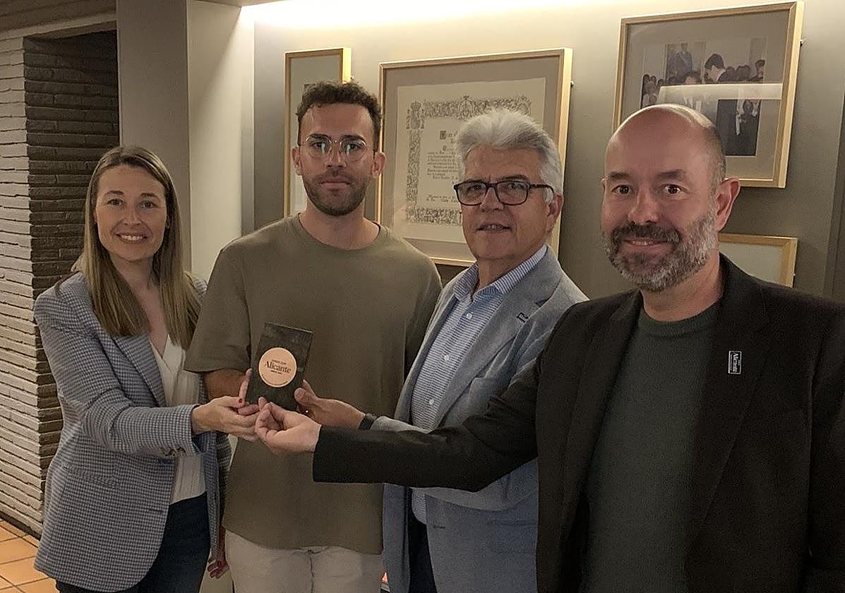 Entrega de la distinción al Nou Manolín.