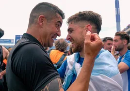 Rubén Torrecilla felicita al goleador Coscia nada más consumarse el ascenso.