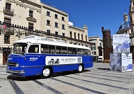 El histórico autobús de La Alcoyana, aparcado en la plaza de Espanya de Alcoi.