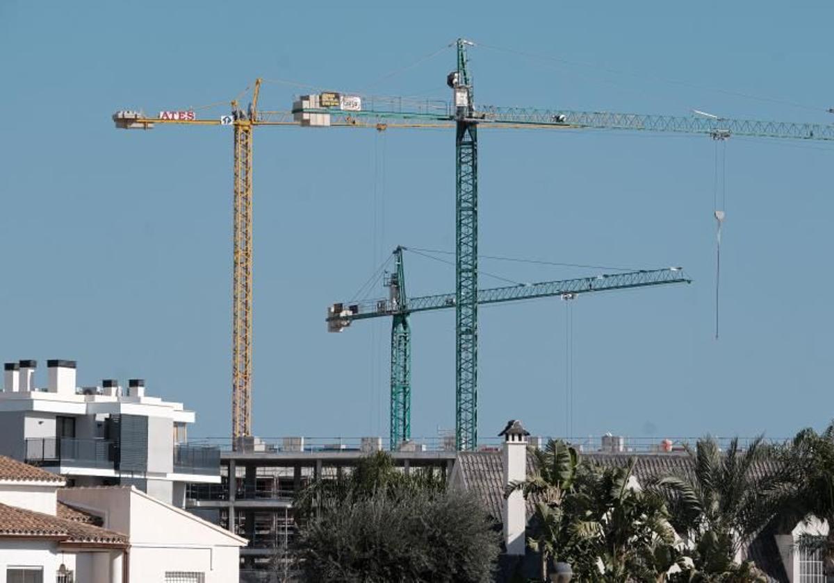 Grúas para la construcción de viviendas en Alicante.