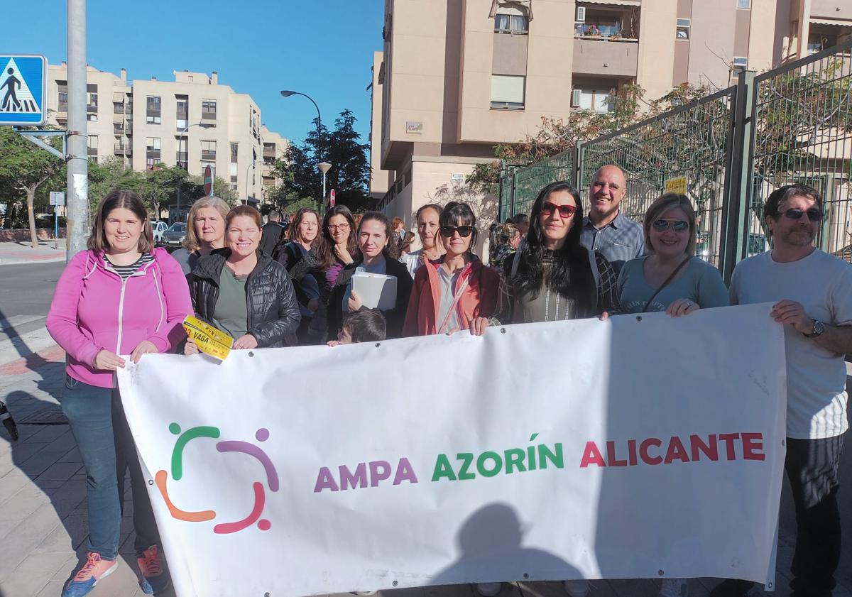 Imagen principal - Concentraciones en diferentes centros educativos de Alicante este jueves.