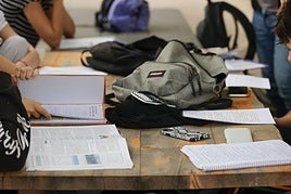 Estudiantes en un centro educativo.