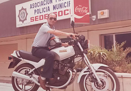 El sargento Plata, en una imagen junto a la sede del Spplb en Alicante.