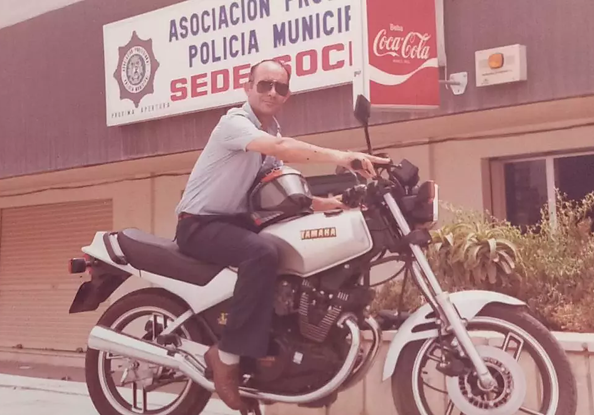 El sargento Plata, en una imagen junto a la sede del Spplb en Alicante.