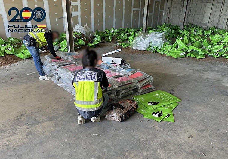 La Policía, en la nave industrial registrada con el material incautado.