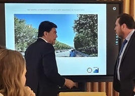 El alcalde de Alicante, Luis Barcala, le muestra al ministro de Transportes, Óscar Puente, una proyección de cómo quedaría el futuro bulevar.