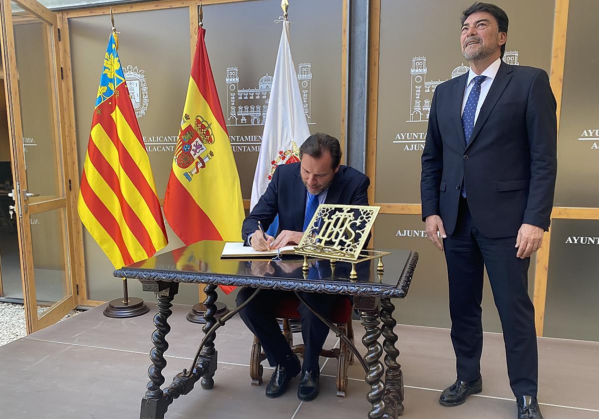 El ministro de Transportes, Óscar Puente, firma en el libro de honor del Ayuntamiento de Alicante.