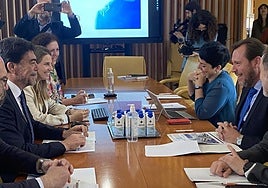 El alcalde de Alicante, Luis Barcala, con el ministro de Transportes, Óscar Puente, en Alcaldía.