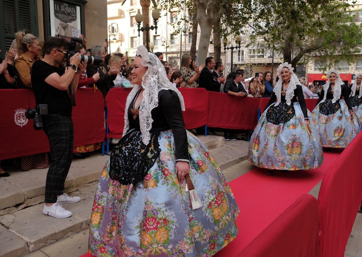 Imagen secundaria 1 - Paseíllo de las belleas del foc de Alicante y sus dames d'honor.