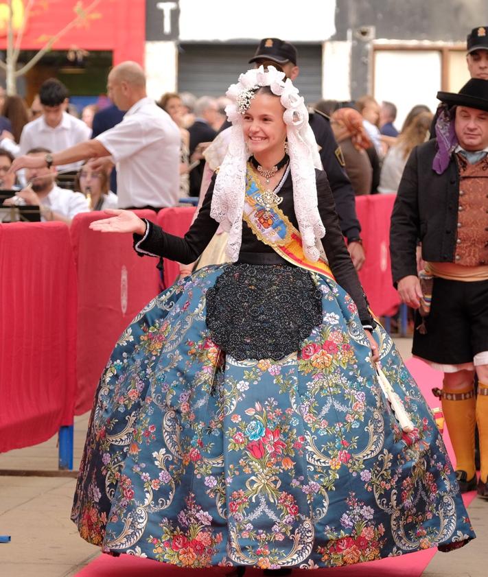 Imagen secundaria 2 - Paseíllo de las belleas del foc de Alicante y sus dames d'honor.