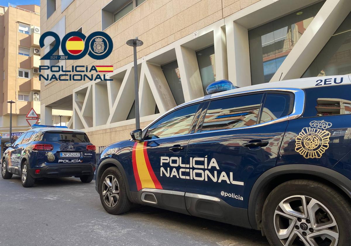 Vehículos de la Policía Nacional en la facha de la Comisaría de Alicante.