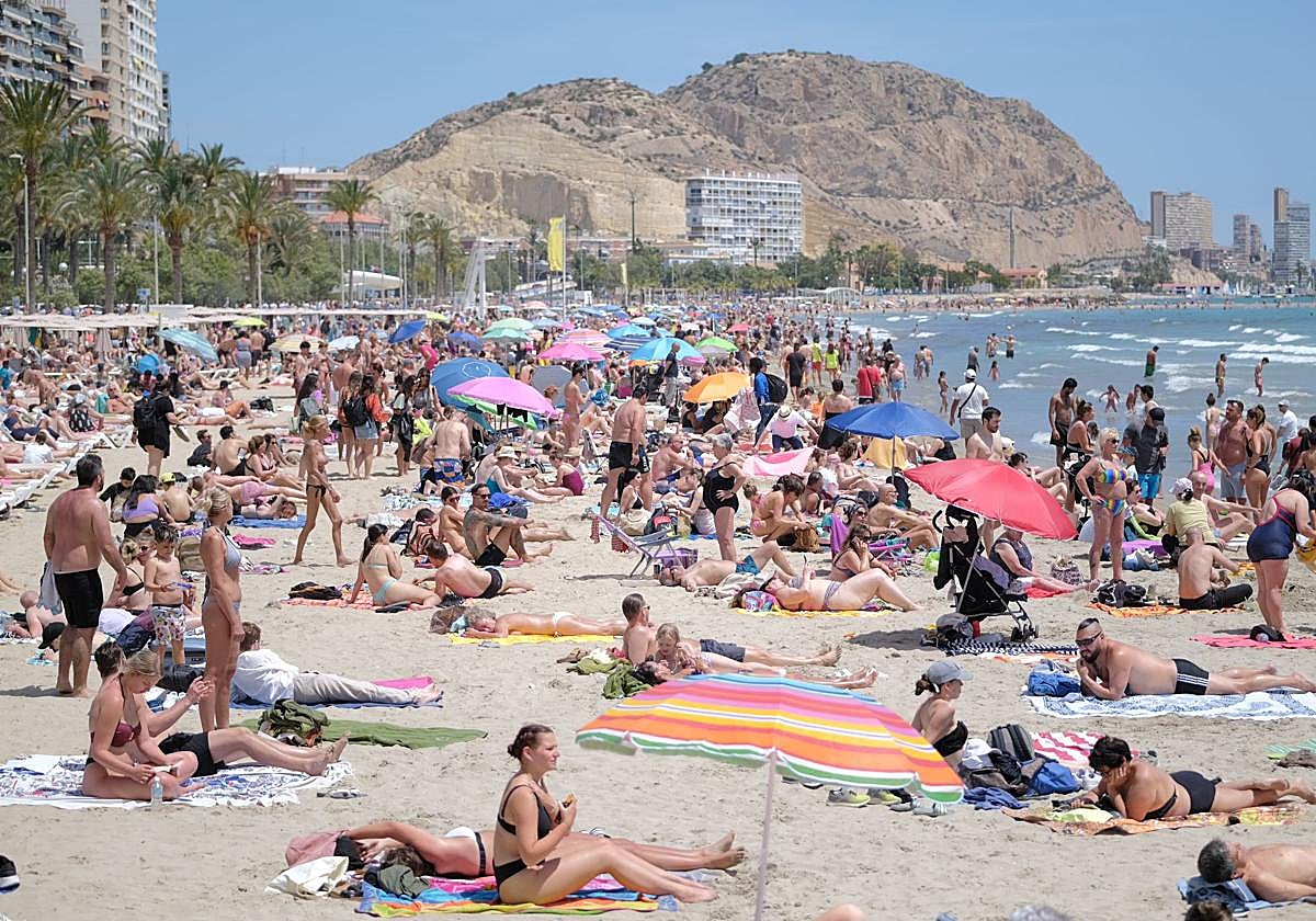 Bañistas en la playa del Postiguet este domingo.