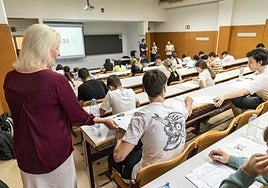 Docente reparte exámenes en un centro educativo de Alicante.