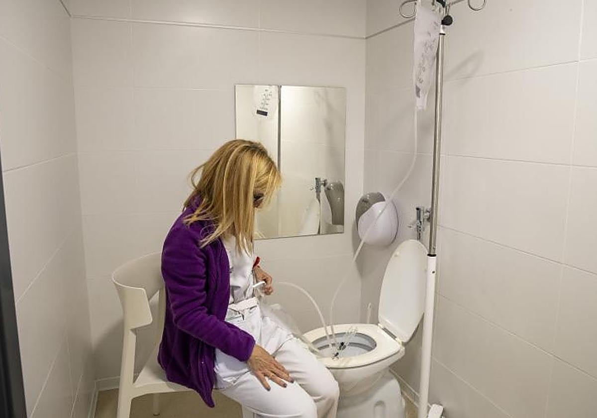 Enfermera en el Hospital de Sant Joan emulando el vaciado de una bolsa de ostomía.