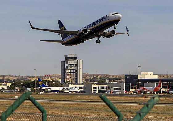 Un avisón despega desde el aeródromo alicantino.