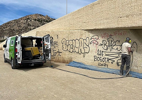 Limpieza de pintadas en la Cantera.