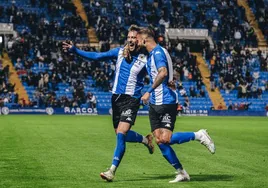 Josema felicita a Samu Vázquez por su gol ante el Manresa.