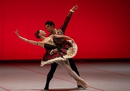 Una pareja de bailarines, sobre el escenario.