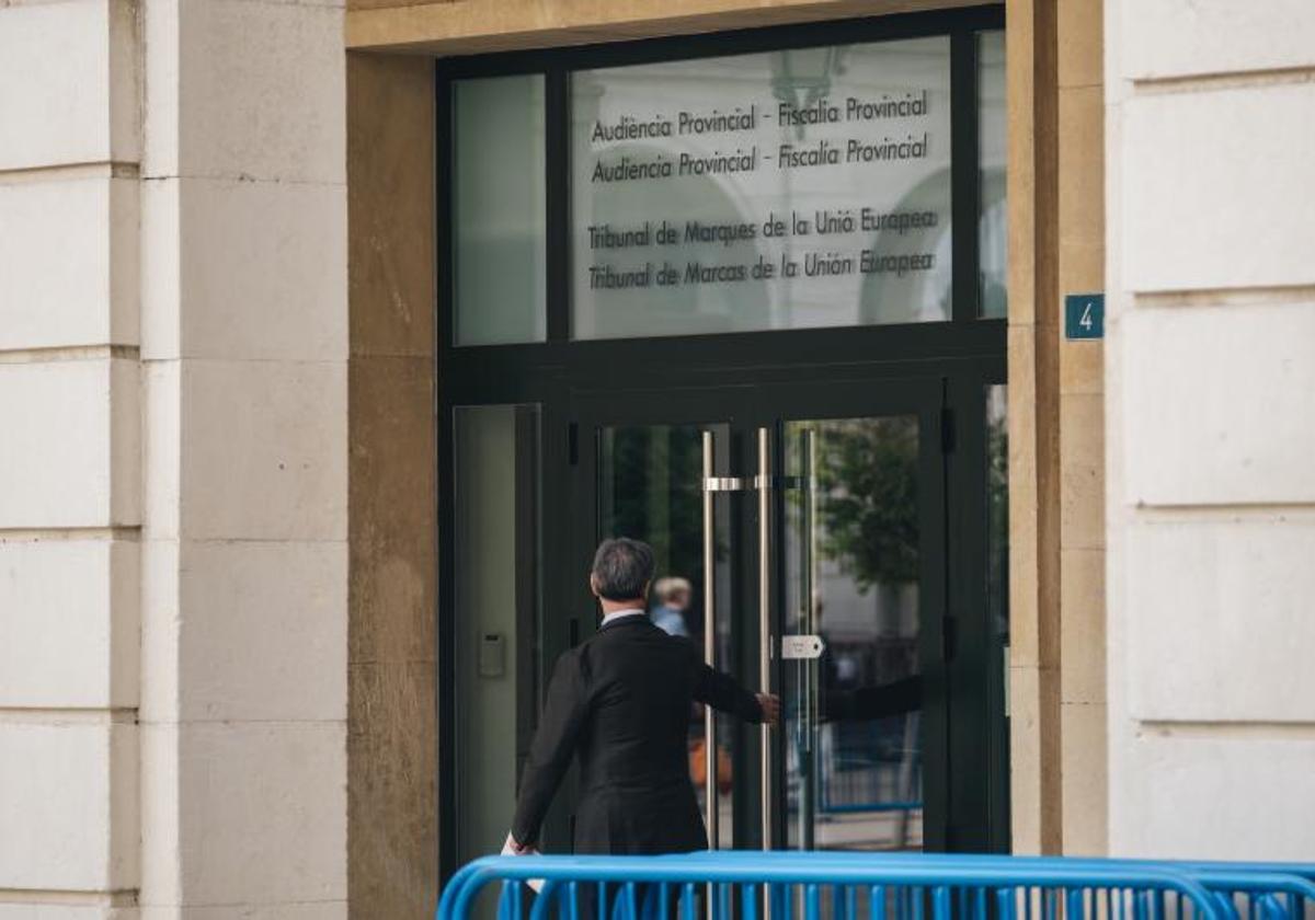 Un hombre accede a la Audiencia Provincial de Alicante.