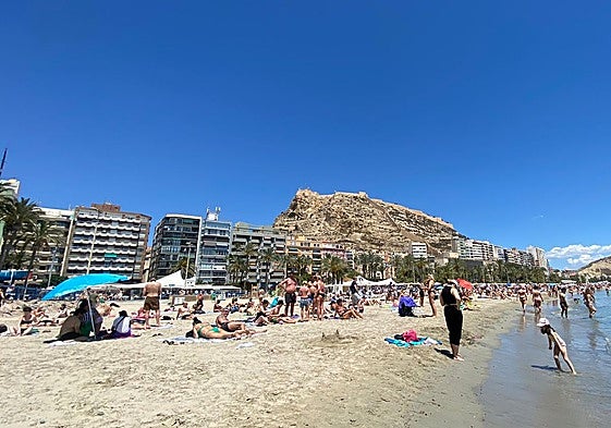 Playa del Postiguet en la capital, este martes 14 de mayo.