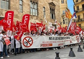 Concentración en las puertas del Palau de la Generalitat, este martes.