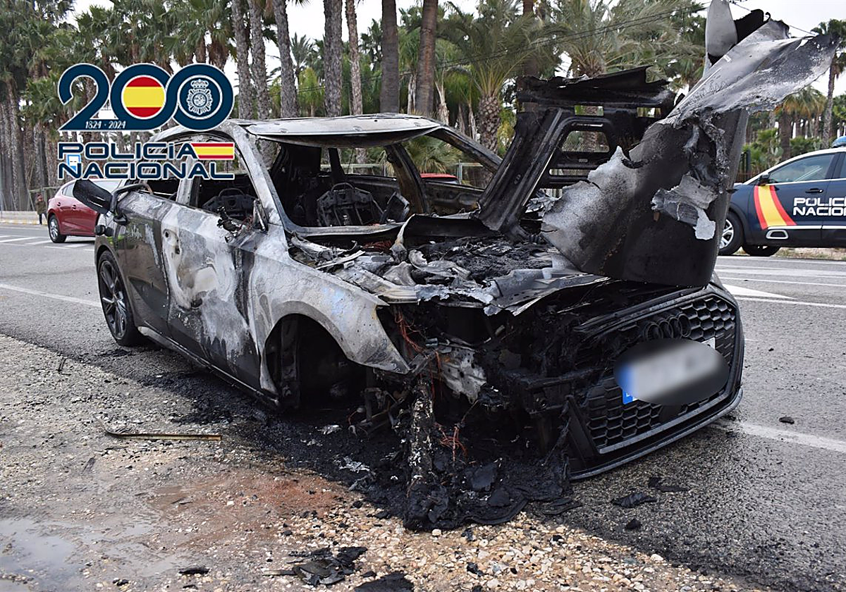 Imagen del vehículo calcinado.