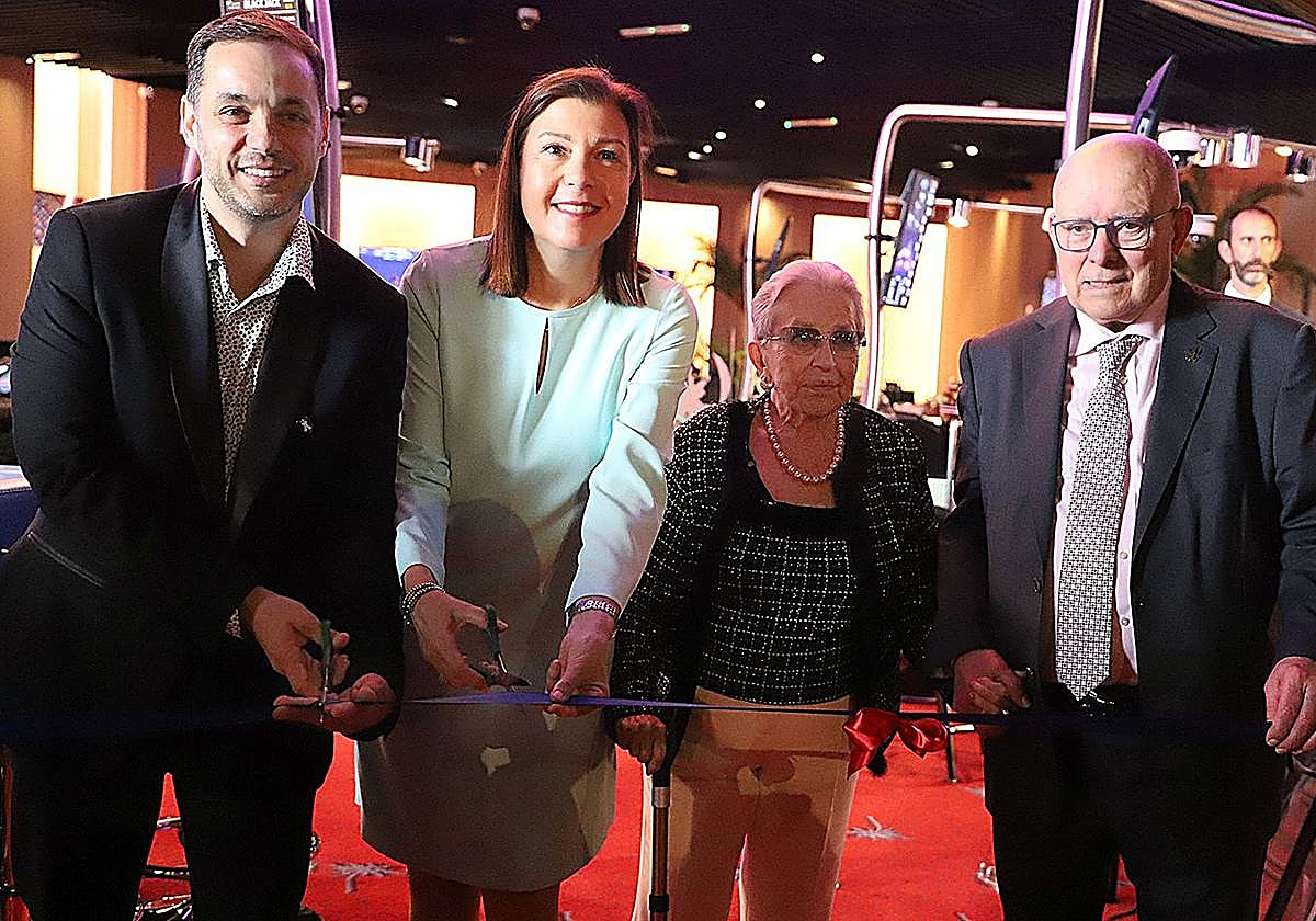 Momento en el que se corta la cinta de inauguración.