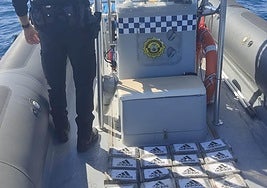 Los fardos con polvo blanco encontrados por la Policía Local de Benidorm.