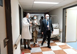 Reciente visita del conseller de Sanidad (centro) al Hospital General Dr. Balmis de Alicante.