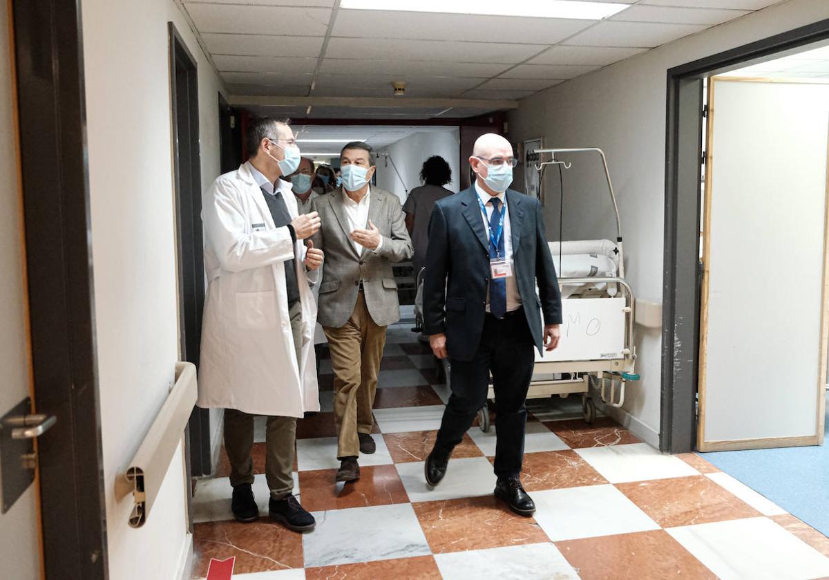 Reciente visita del conseller de Sanidad (centro) al Hospital General Dr. Balmis de Alicante.